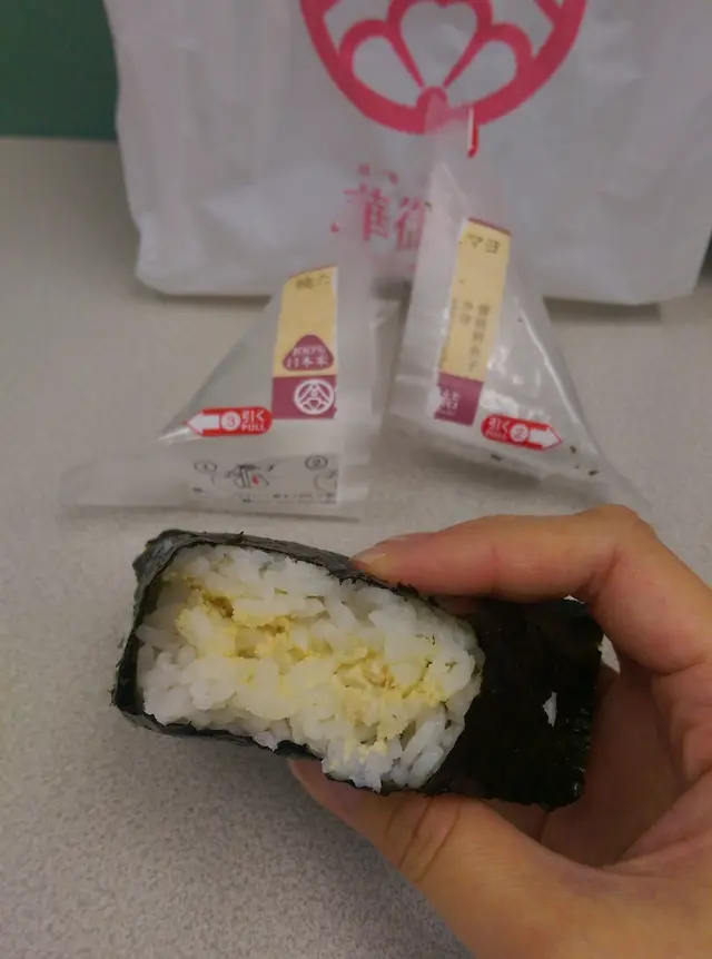 鱈魚籽混合沙律，食起來有一粒粒的鱈魚籽，口感微爽！