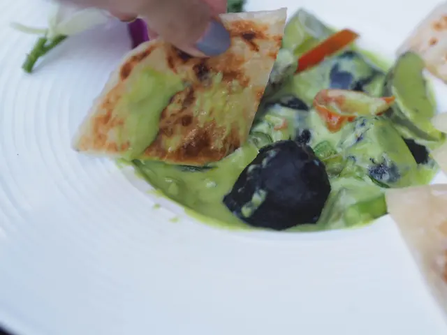 青咖喱手打黑墨丸拼薄餅