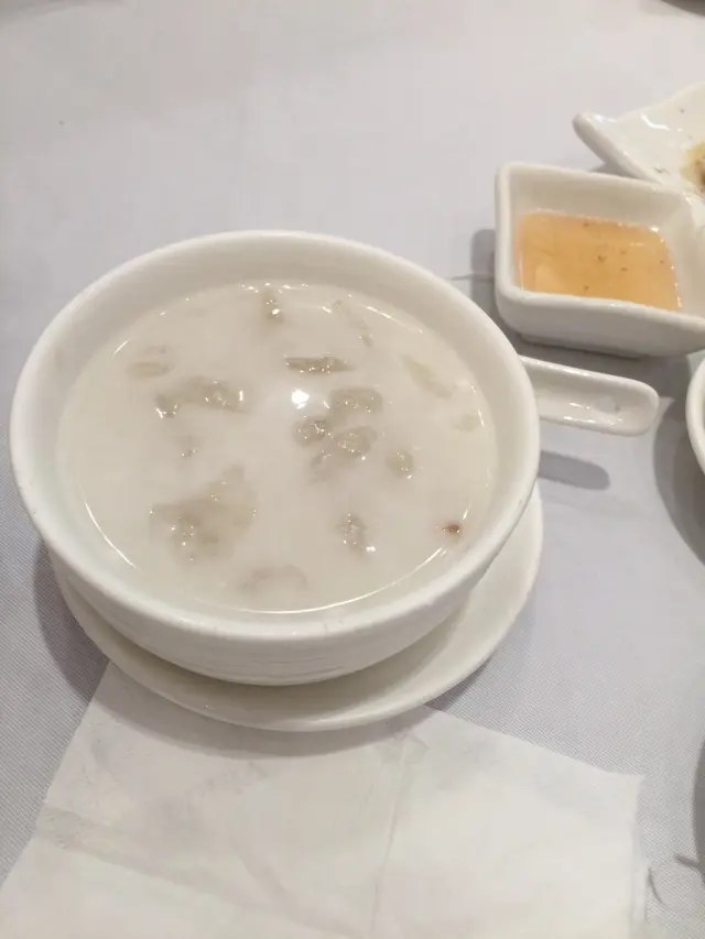 椰汁十分香，薄身的百合，彈牙的雪蛤，份量十分多，十分開胃