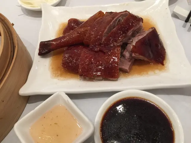 份量很多的燒鵝皮脆肉嫩，加上自製的燒味汁和醬，吃上來感覺酸酸甜甜，十分開胃