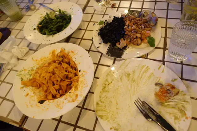 全枱唯一食清碟！