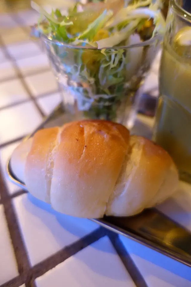 牛油包外型跟牛角包有點相似