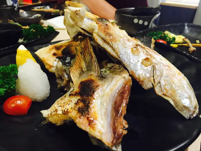 媽媽喜歡燒魚頭,當日有六個人,老板娘就介紹燒油金魚頭,比三文魚頭大,燒得好靚。