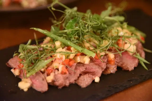 香煎和牛肉配菠蘿沙沙同香蔥碎