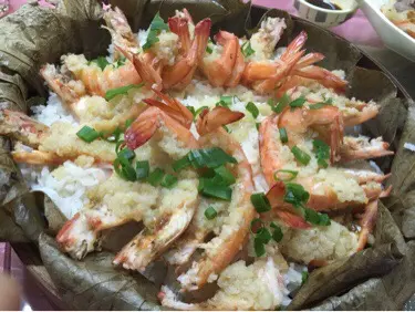 大大盤好多隻蝦，每人食咗好多隻，蒜茸海中蝦多肉新鮮，煑得啱啱好一撕已成塊肉～