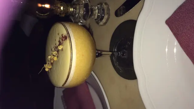 Fruitpunch  好特別，侍應會問你既飲品喜好，然後幫你調配。我order呢杯有好重西柚味，再加上有D花香，好特別同好啱女仔飲