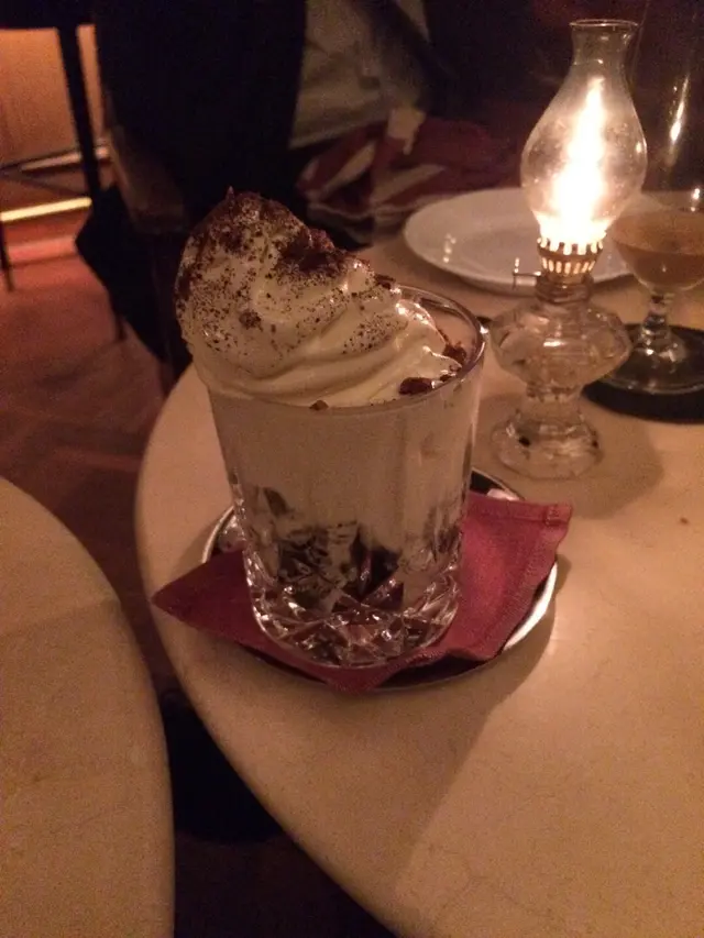 呢個甜品底部係朱古力蛋糕加埋whisky，中間係朱古力脆脆加nuts,  上面係雲尼拿軟雪糕。食時侍應會即場倒D楓葉糖漿響上面，佢仲敎要一匙到底，咁先可以有曬咁多層次味道👍