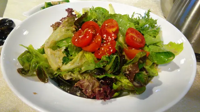 有機沙律菜伴芝麻醬