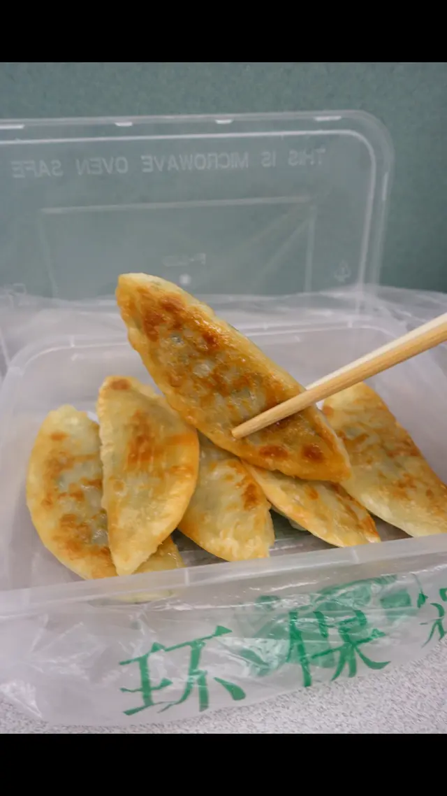 大大隻又長身的餃子煎至表面金黃香脆,略嫌幾油