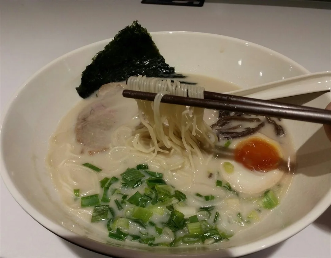 點了$105的豚骨湯麵 餃子套餐 ~ 拉麵較幼身,頗彈口.