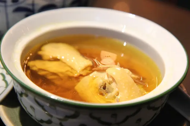 原盅蟲草花雞湯麵