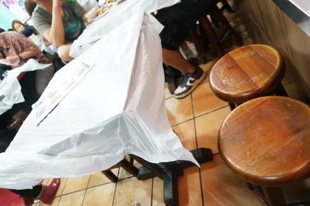 食桌之間不免擠迫,服務也就是茶記水平。