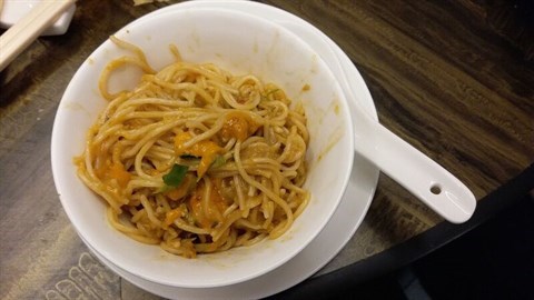 拌勻後的一品海膽蟹粉拌麵 - 九龍灣的上海姥姥