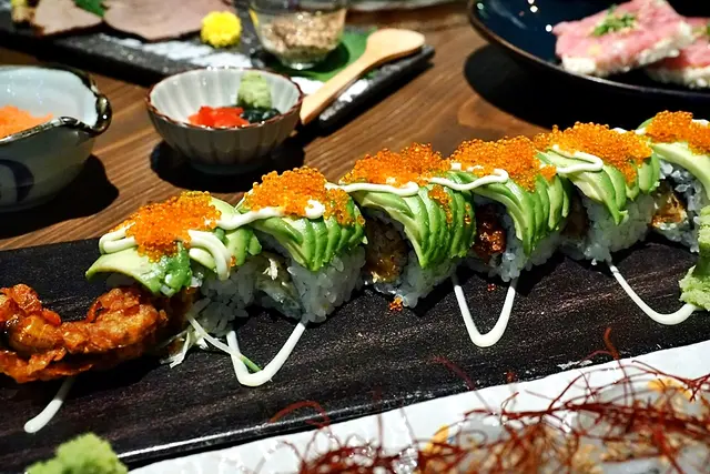 牛油果軟殼蟹卷