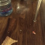桌底上手留下的蟹殼沒人清理。