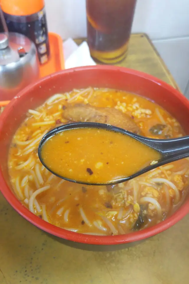 驟眼看, 麻辣的湯底顏色跟酸辣的很相似, 喝下十分辣