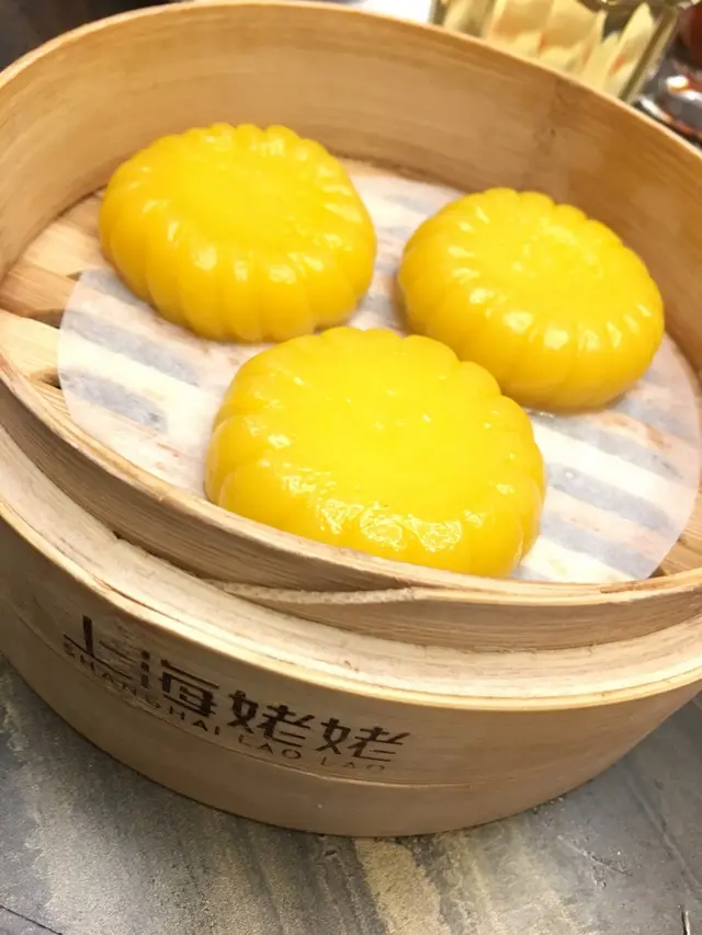 內裏是奶黃餡，是一個我很喜歡的甜品但一定要趁熱吃