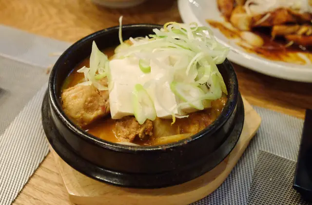 長泡菜燉穀飼豬肋骨