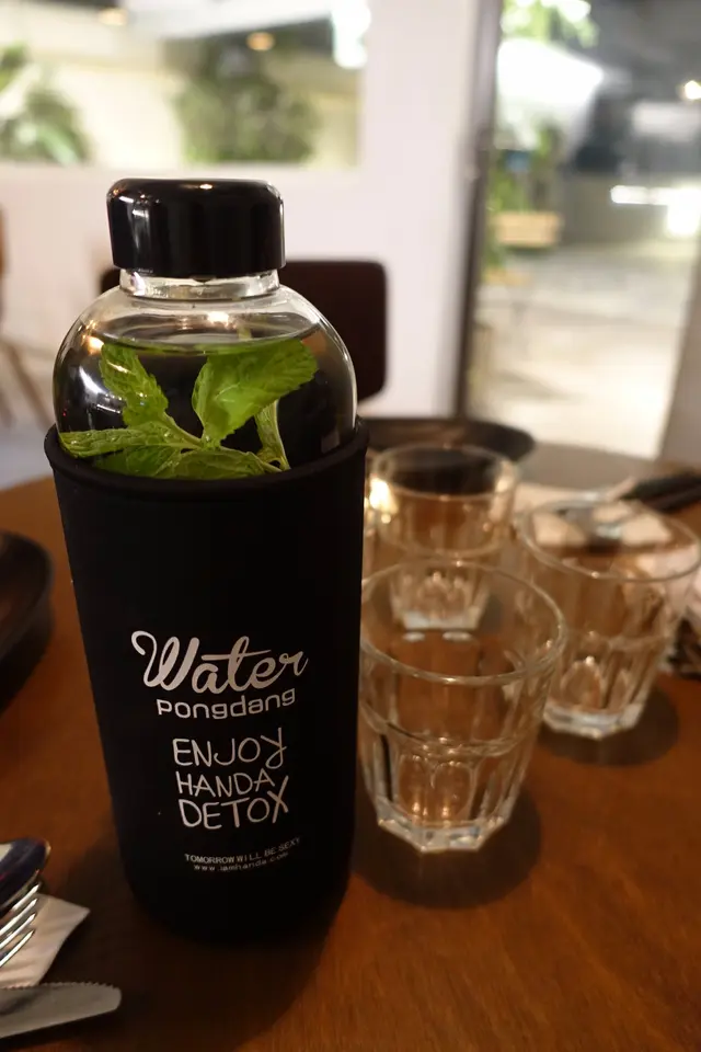 桌上已備有加入薄荷葉的清水，先清一清味蕾