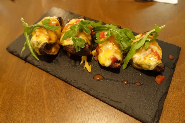 配上一片火箭菜，賣相色彩繽紛起來！