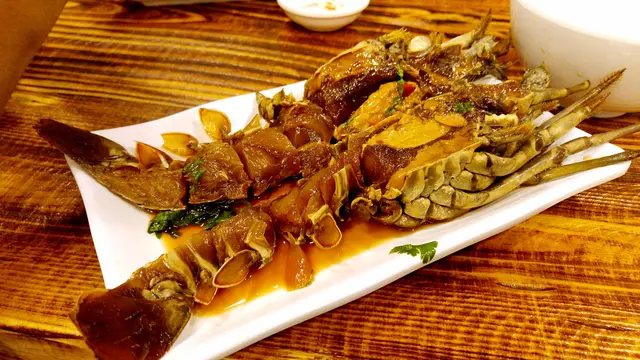 原隻醬醃龍蝦(中)