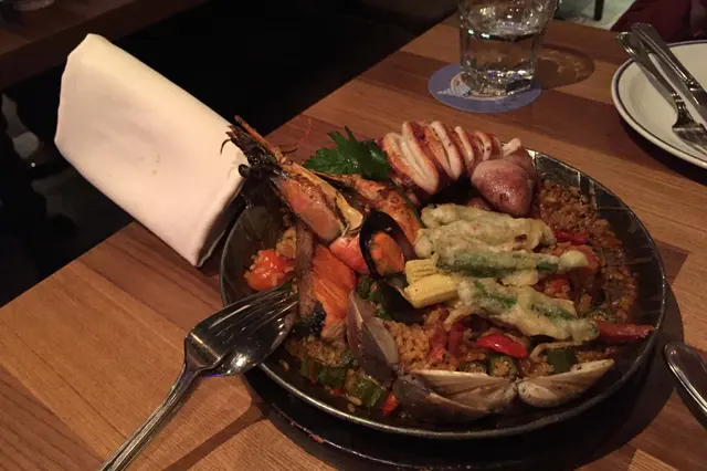 三文魚扒配海鮮新奧爾良焗飯