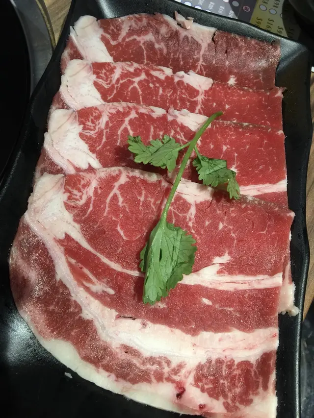 肥牛鮮紅有光澤,肥瘦適中,
涮熟後肉質軟腍,咬落散發出陣陣的牛肉香。