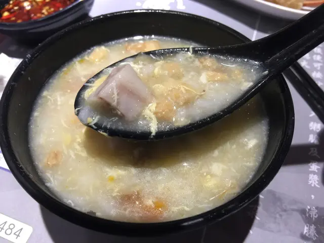 呈淡黃色的海鮮粥!
可能煮的時間不夠,南瓜和芋頭未夠軟腍,海鮮粥也比較稀,
但仍能淺嚐海鮮的鹹鮮,而且菜脯、冬菜和豬油渣等粥料令粥更有口感。