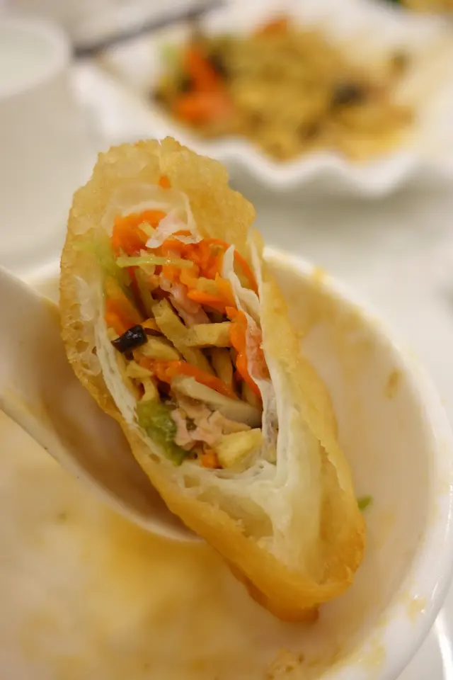 除了金黃色的外層，還有白色的卷皮，餡料豐盛！