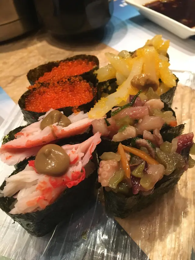 各款軍艦壽司，由18-36元不等，全部都係我至愛！好味