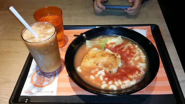 鮮茄雞扒湯通粉配凍奶茶