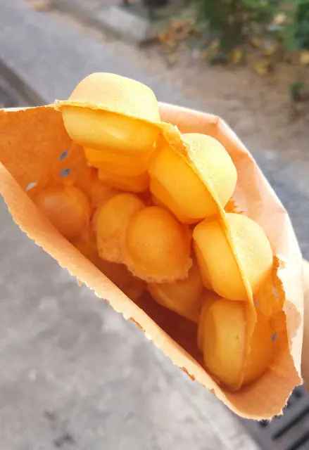 新鮮出爐的雞蛋仔熱到燙手, 要待涼一會才能放得入口