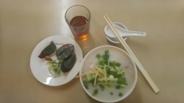 豬潤魚片粥, 另點五彩皮蛋