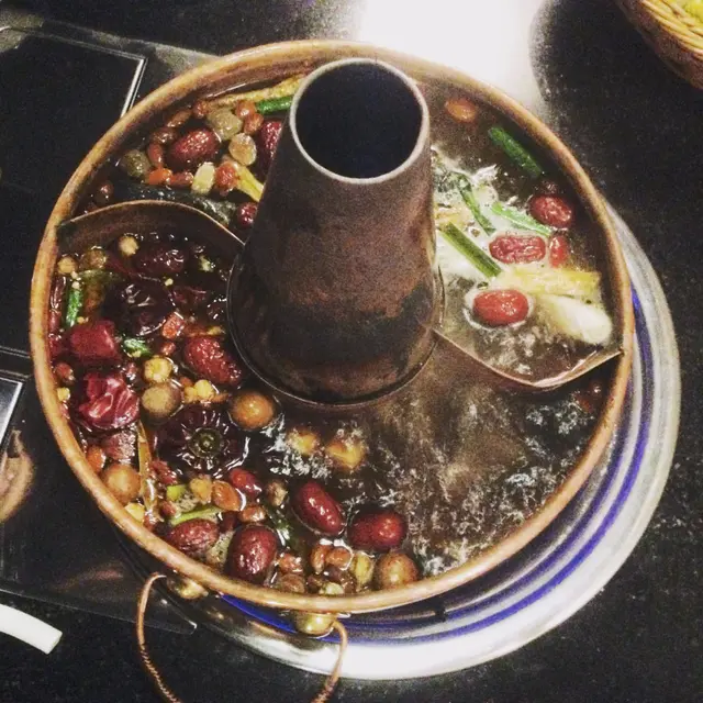 美人鍋配麻辣鍋