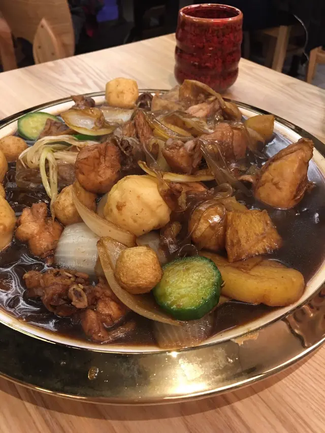 魚蛋入面是涷的，送來時還有頭髮