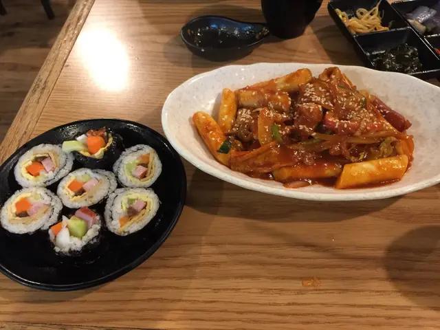 壽司的材料很豐富，有爽口微彈的瓜，碎細的蛋，彈牙的紅蘿蔔，年糕非常辣，非常煙靱