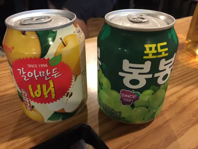 提子汁 ($12) 真材實料，有粒粒提子肉，雪梨汁 ($12)