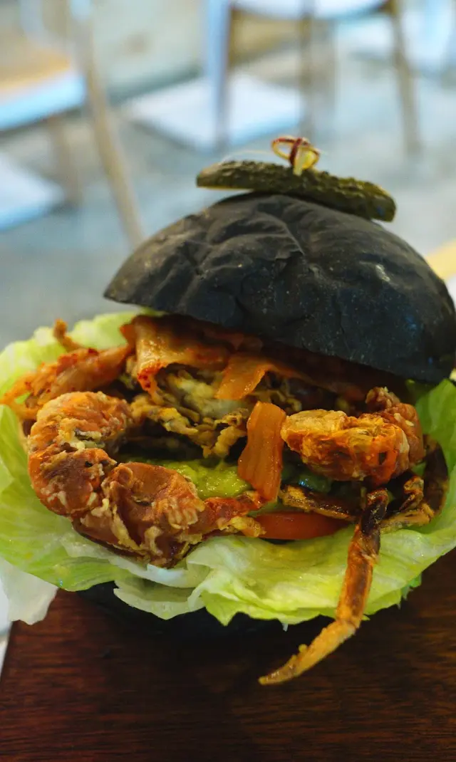 軟殼蟹泡菜竹炭漢堡配薯條