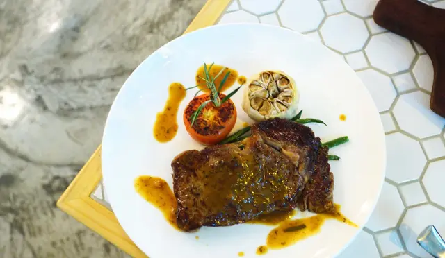 烤美國安格斯牛肉眼扒配迷迭香汁