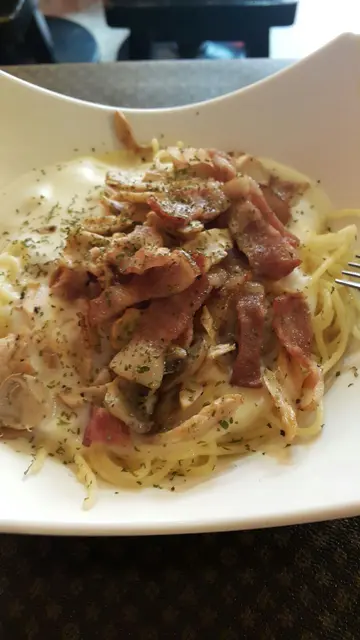 白汁烟肉磨菇意粉