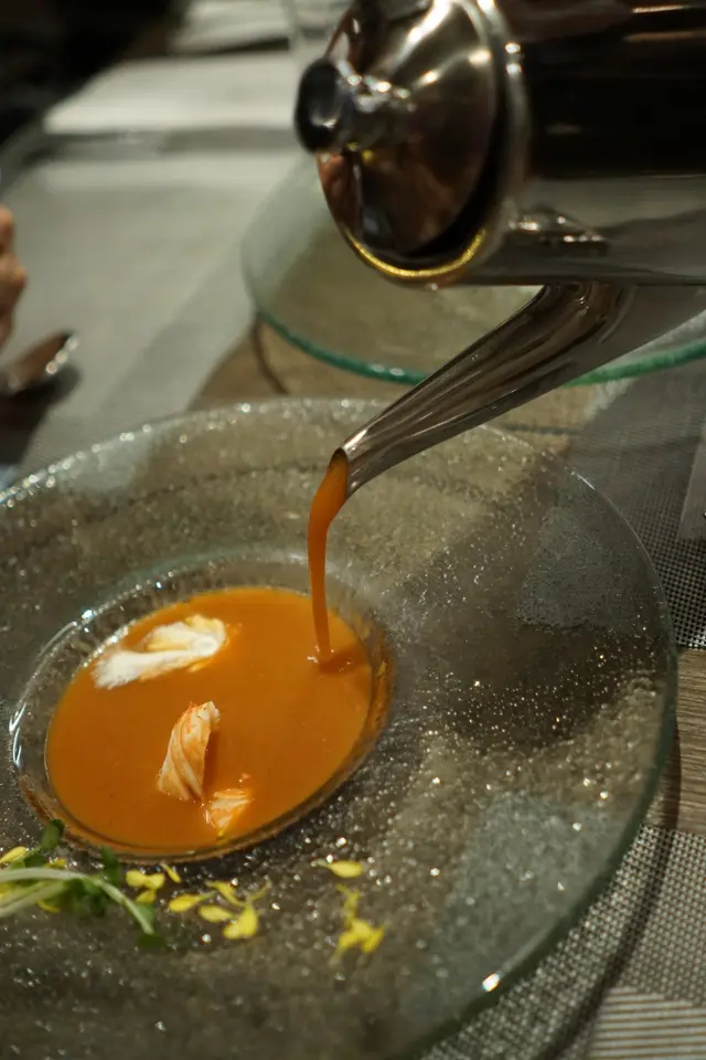 待侍應徐徐注入熱湯後便可享用。