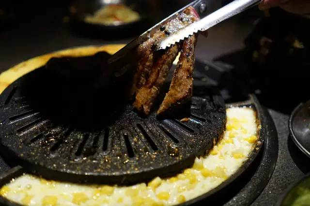 侍應把牛肋肉烤熟然後切成長條