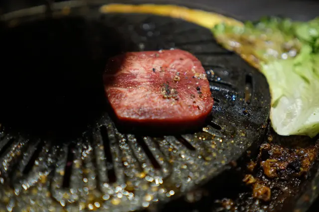 侍應解說這份剛好是牛舌前端部位,吃起來比較硬,要有心理準備跟平常吃到的急凍牛舌不同。