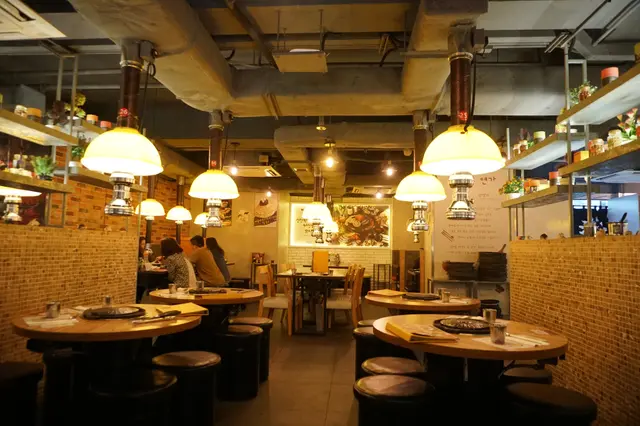 没有過江龍背景的炑八,卻是少有引入進口韓牛的餐廳。