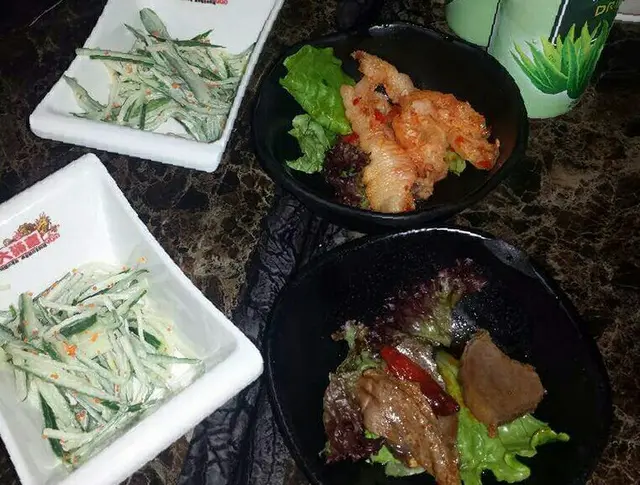 蟹籽青瓜絲沙律、酸辣椰汁雞翼 ＆ 鹽燒牛舌