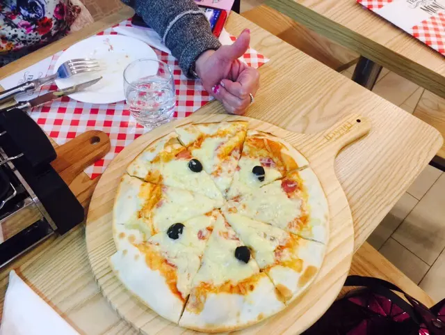 同Pizza  Express完全2個層次的芝士質素！加埋ham &  olive~  nice !