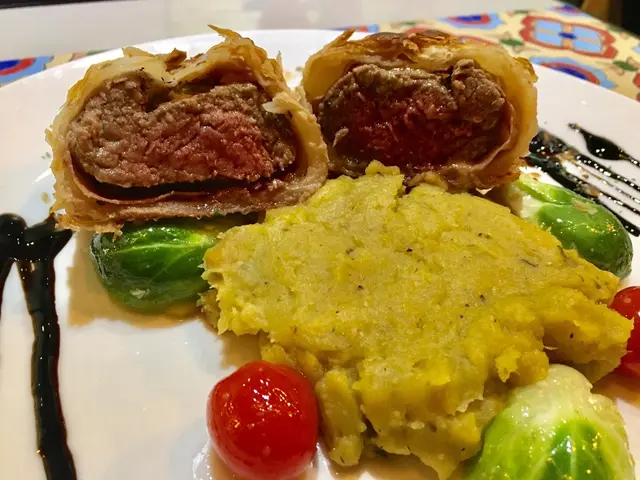 威靈頓牛柳伴蒜香牛油椰菜仔及蕃薯蓉