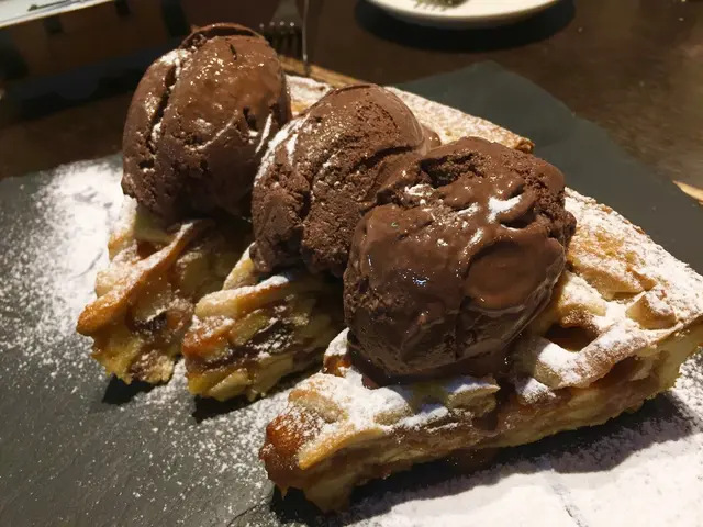 Home  made  apple  pie  with  ice  cream