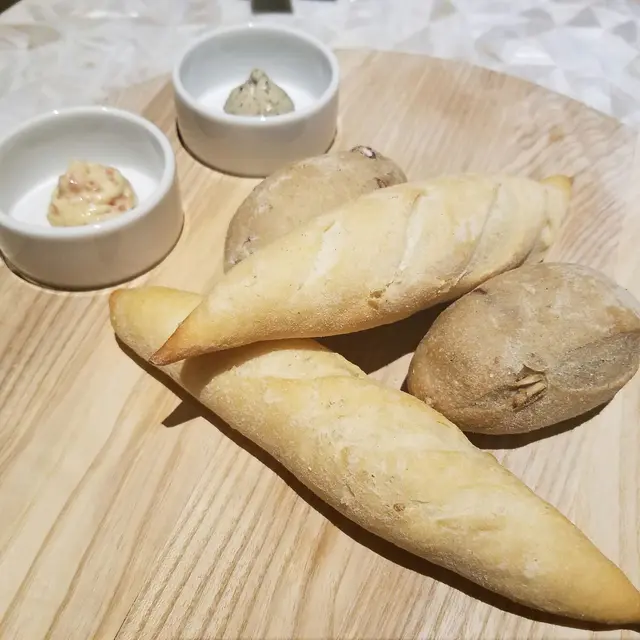 餐前麵包配煙肉味牛油&黑松露牛油