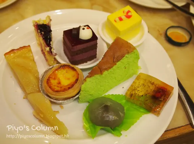 其他多屬小件的cake類，部份還加上可愛的節日裝飾。